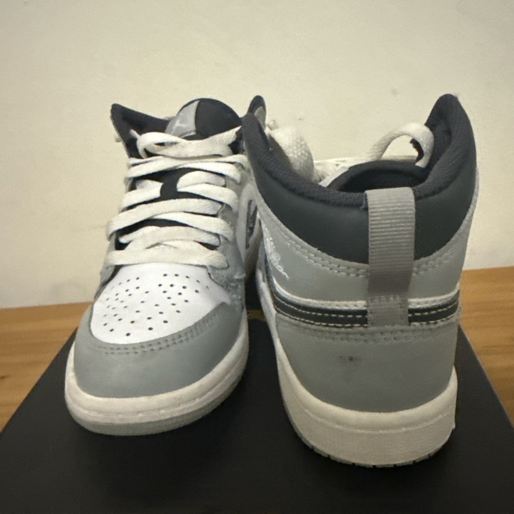 Air Jordan 1 Mid “White Light Smoke Grey” (Kids)